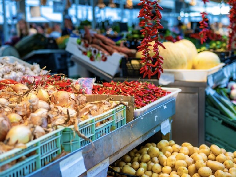Étal de legumes dans un marché local