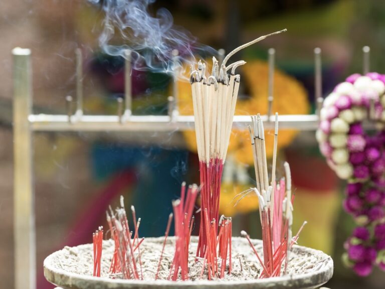 Encens brulant dans un temple bouddhiste