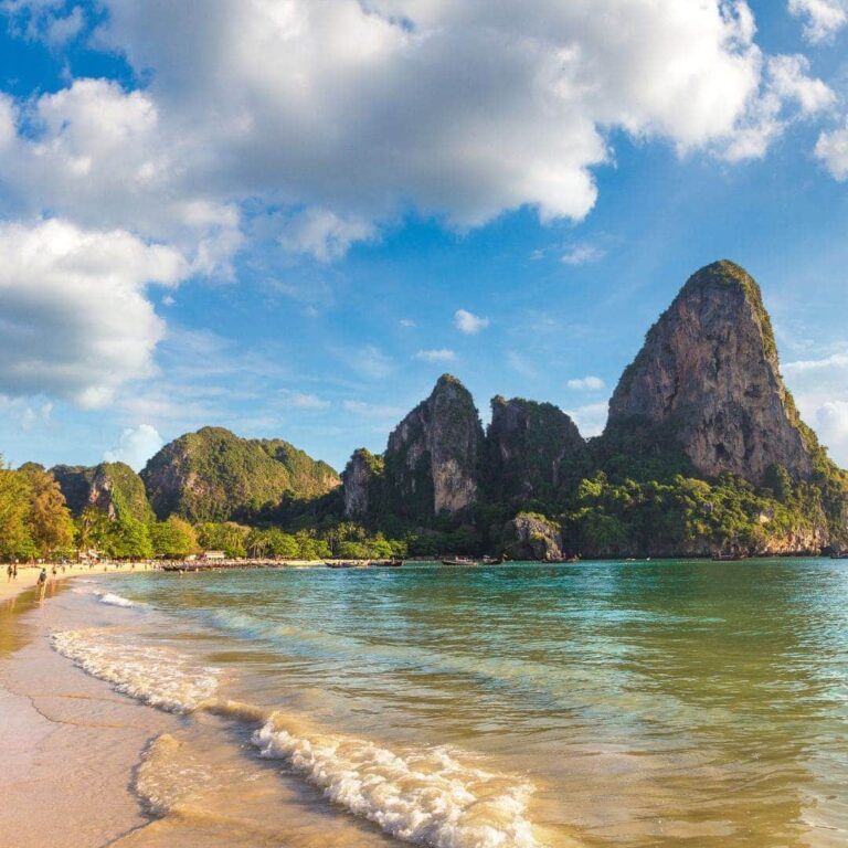 La mer andaman devant des formations rocheuses en fond, Railey beach, Krabi