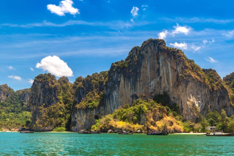 Vue sur la plage de Railey à Krabi entourée de falaises rocheuses