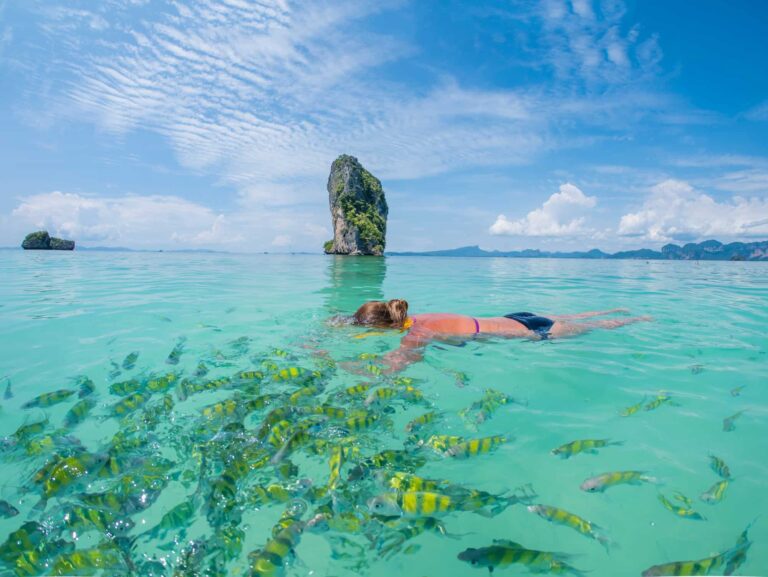 Femme faisant une session de snorkeling aux 4 îles de krabi