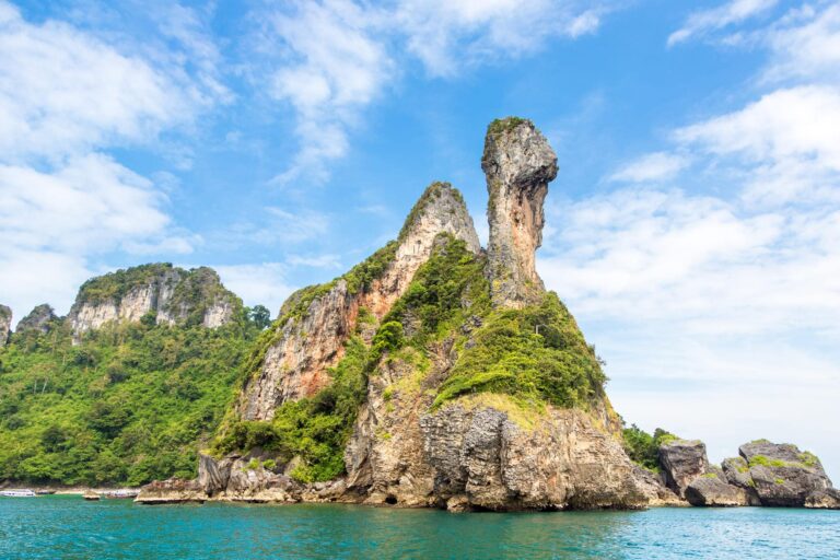 Île au milieu de la mer, ayant une formation rocheuse ressemblant à une tête de poulet